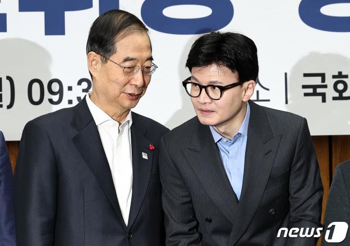 [사진] 대화 나누는 한덕수 총리와 한동훈 비대위원장
