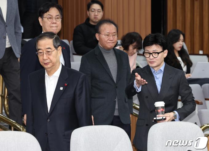 [사진] 자리 안내하는 한동훈 비대위원장