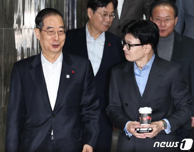 [사진] 대화하며 당정협의회 참석하는 한덕수 총리와 한동훈 위원장