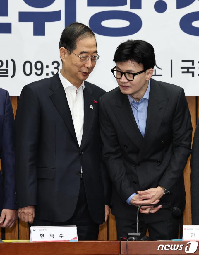 [사진] 대화하는 한덕수 총리와 한동훈 비대위원장