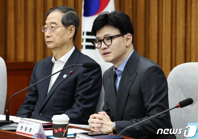 [사진] 비대위원장 취임 후 첫 당정협의회 참석한 한동훈