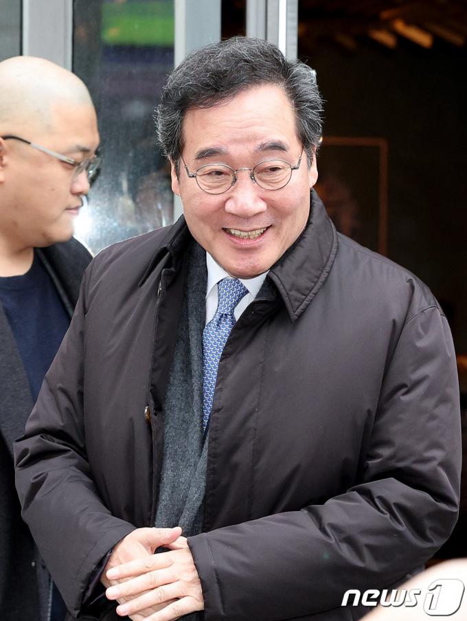 신당 창당을 선언한 이낙연 전 더불어민주당 대표가 14일 오전 서울 여의도의 한 카페에서 이준석 개혁신당(가칭) 정강정책위원장, 김종민 무소속 의원과 회동을 마친 뒤 자리를 떠나고 있다. 2024.1.14/뉴스1 ⓒ News1 장수영 기자