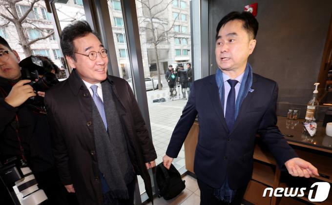신당 창당을 선언한 이낙연 전 더불어민주당 대표와 김종민 무소속 의원이 14일 오전 서울 여의도의 한 카페에서 만나고 있다. 2024.1.14/뉴스1 ⓒ News1 장수영 기자