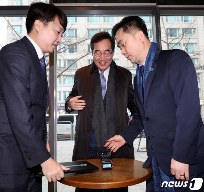 신당 창당을 선언한 이낙연 전 더불어민주당 대표와 이준석 개혁신당(가칭) 정강정책위원장, 김종민 무소속 의원이 14일 오전 서울 여의도의 한 카페에서 회동하고 있다. 2024.1.14/뉴스1 ⓒ News1 장수영 기자