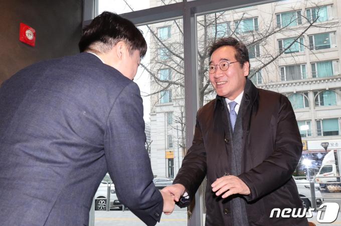 [사진] 악수하는 이낙연 민주당 전 대표와 이준석 개혁신당 정강정책위원장