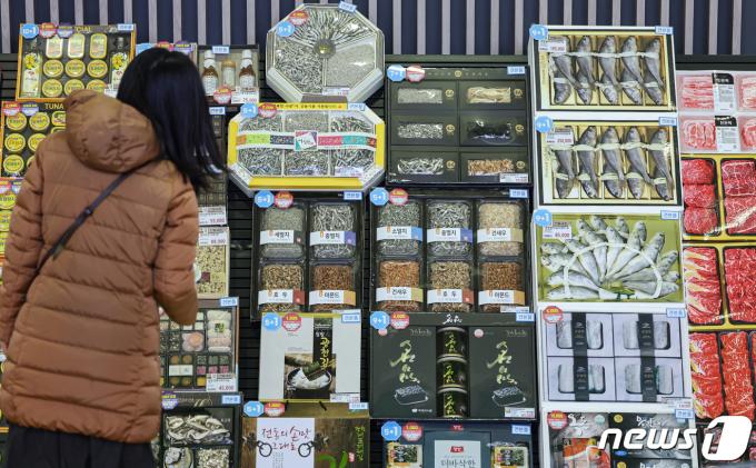 [사진] 한 달여 앞둔 설…선물세트 살펴보는 시민