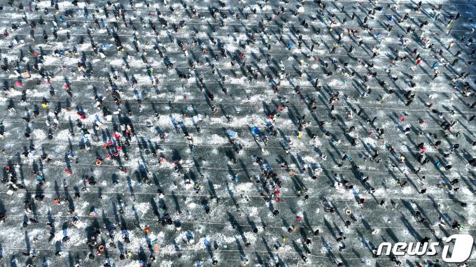 [사진] 강태공들로 가득한 산천어축제장