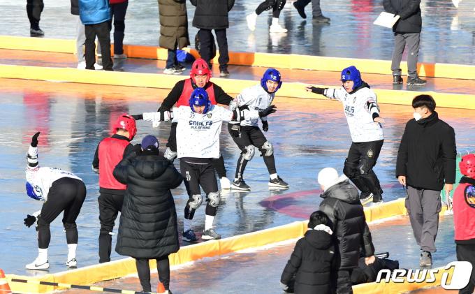 [사진] 산천어축제장에서 열린 얼음축구 대회