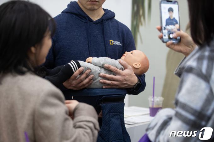 [사진] 아빠몫 아기띠 연습중입니다