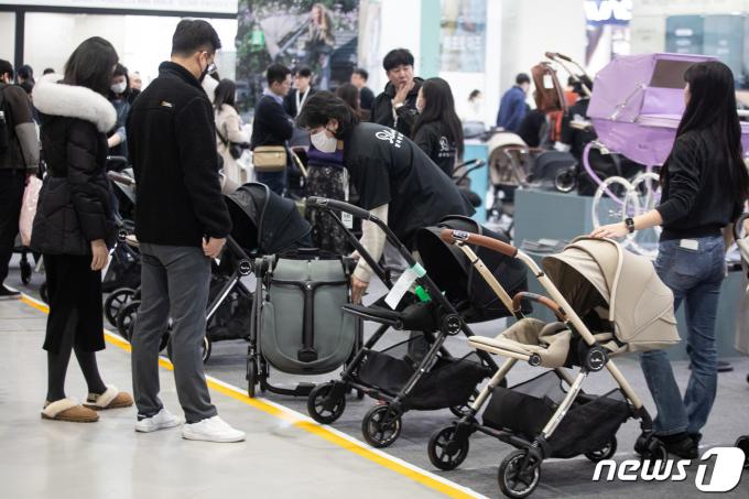 [사진] 디럭스 유모차 살펴보는 관람객