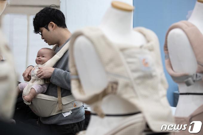[사진] '아기띠 적응중'