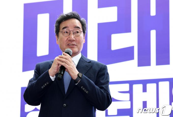 [사진] 축사하는 이낙연