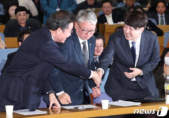 [사진] 악수하는 이낙연·이준석