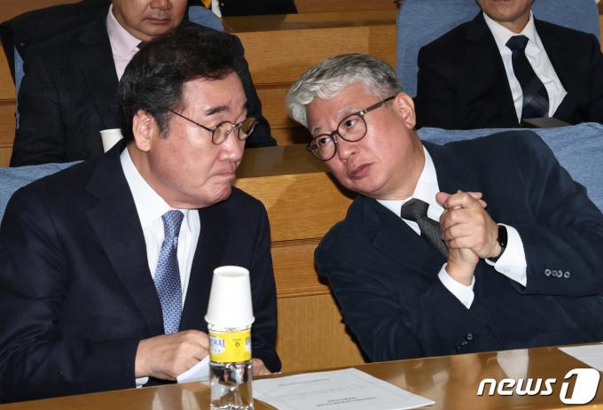 [사진] 대화 나누는 이낙연·조응천
