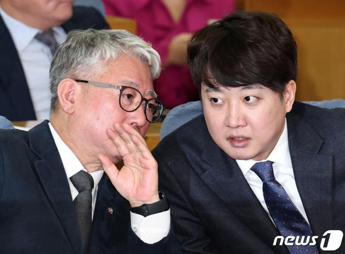 [사진] 대화하는 조응천·이준석
