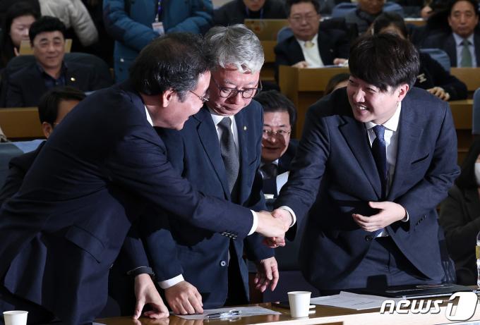 [사진] 손 잡은 이낙연과 이준석