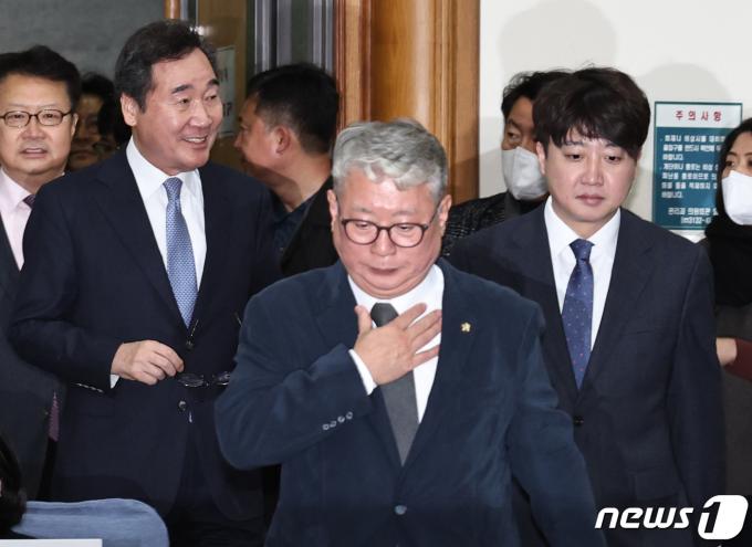[사진] 미래대연합 창당준비위 출범식 참석하는 이낙연·이준석