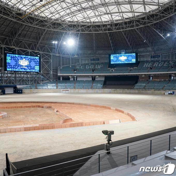 [사진] MLB 개막전 서울시리즈 앞두고 인조잔디 교체 공사중인 고척스카이돔