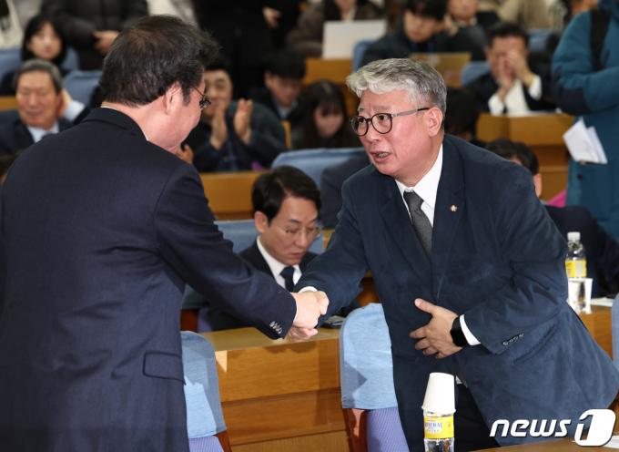 [사진] 악수하는 조응천과 이낙연