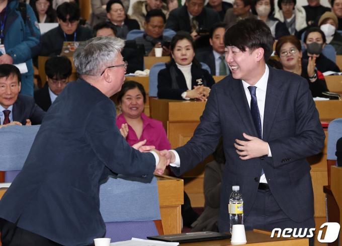 [사진] 악수하는 이준석과 조응천