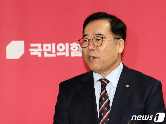 박성중 국민의힘 혁신위원회 위원이 11일 오후 서울 여의도 국회에서 혁신위 활동 관련 브리핑을 하고 있다. 2023.12.11/뉴스1 ⓒ News1 황기선 기자
