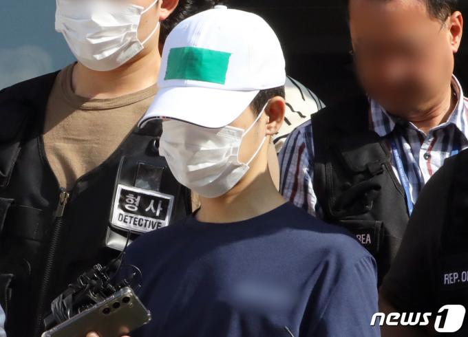법원의 접근금지 명령을 어기고 옛 연인을 찾아가 흉기로 살해한 30대 스토킹범 A씨가 검찰 송치를 위해 28일 오전 인천 논현경찰서를 나서고 있다. 2023.7.28/뉴스1 ⓒ News1