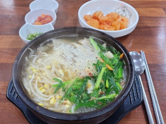 사흘을 굶은 뒤 "국밥 한 그릇만 사주세요"란 글을 올리자, 보배드림 커뮤니티에서 쏟아진 온정. 글쓴이는 "맨밥에 신김치만 먹다가 몇 개월만에 따뜻한 국물을 먹었다"며 고마워했다./사진=보배드림
