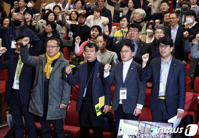 [사진] 임을 위한 행진곡 부르는 정의당 지도부