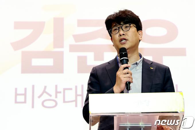 [사진] 인사말하는 김준우 정의당 비대위원장