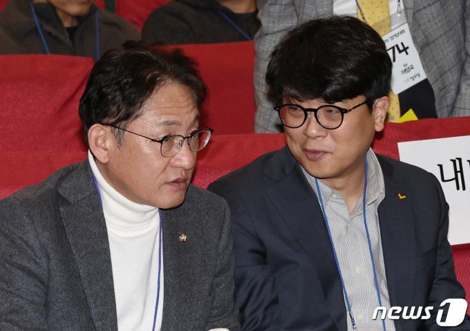 [사진] 대화하는 김준우 비대위원장과 배진교 원내대표