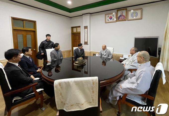 [사진] 홍익표 원내대표, 천태종 총무원장 예방