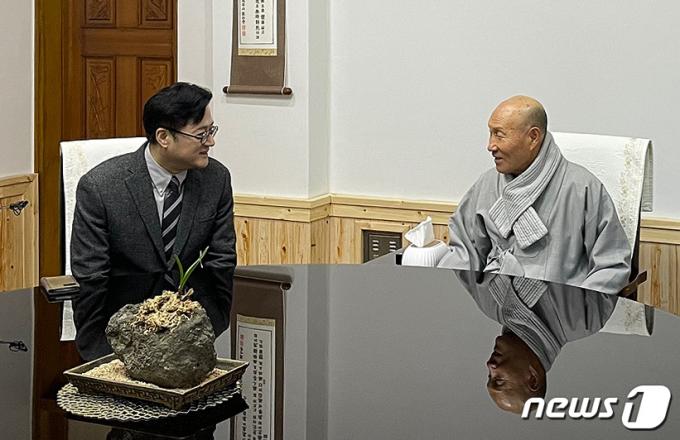 [사진] 홍익표 원내대표, 천태종 총무원장 덕수스님과 면담