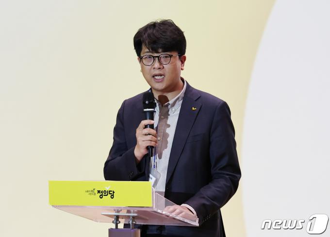 [사진] 당대회 인사말하는 김준우 비대위원장