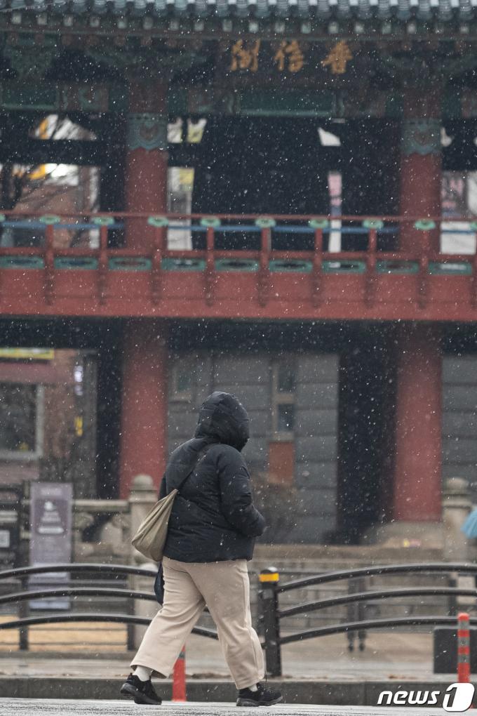 [사진] 눈발 날리는 서울도심