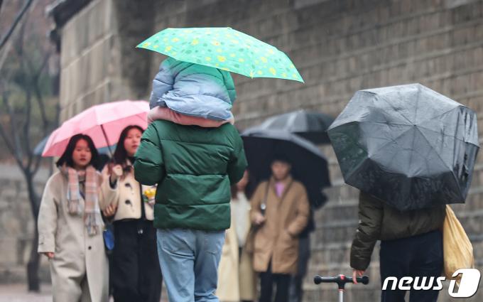 [사진] 겨울비 내리는 돌담길