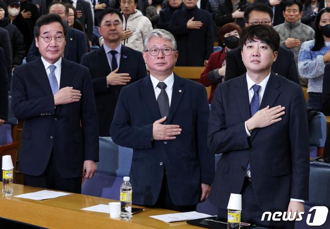 이낙연 전 더불어민주당 대표(앞줄 왼쪽부터)와 조응천 의원, 이준석 전 국민의힘 대표가 14일 오전 서울 여의도 국회의원회관에서 열린 미래대연합 창당 발기인대회에서 국기에 대한 경례를 하고 있다. 2024.1.14/뉴스1 ⓒ News1 구윤성 기자