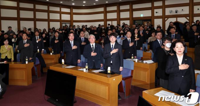 이낙연 전 더불어민주당 대표와 조응천 미래대연합(가칭) 창당준비위원장, 이준석 개혁신당(가칭) 정강정책위원장이 14일 오전 서울 여의도 국회의원회관에서 열린 미래대연합 창당준비위 출범식 및 창당 발기인대회에서 국기에 대한 경례를 하고 있다. 2024.1.14/뉴스1 ⓒ News1 구윤성 기자