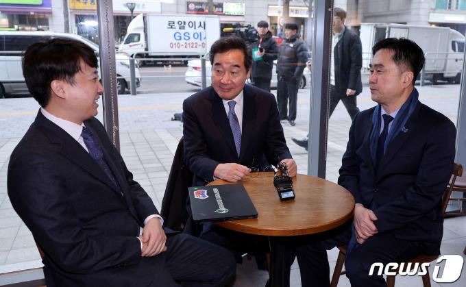 신당 창당을 선언한 이낙연 전 더불어민주당 대표와 이준석 개혁신당(가칭) 정강정책위원장, 김종민 무소속 의원이 14일 오전 서울 여의도의 한 카페에서 회동하고 있다. 2024.1.14/뉴스1 ⓒ News1 장수영 기자