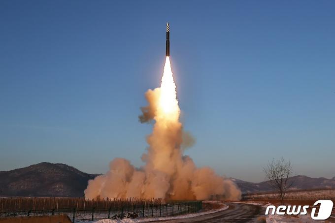 (평양 노동신문=뉴스1) = 북한이 지난해 12월 발사한 장거리탄도사일 [국내에서만 사용가능. 재배포 금지. DB 금지. For Use Only in the Republic of Korea. Redistribution Prohibited] rodongphoto@news1.kr