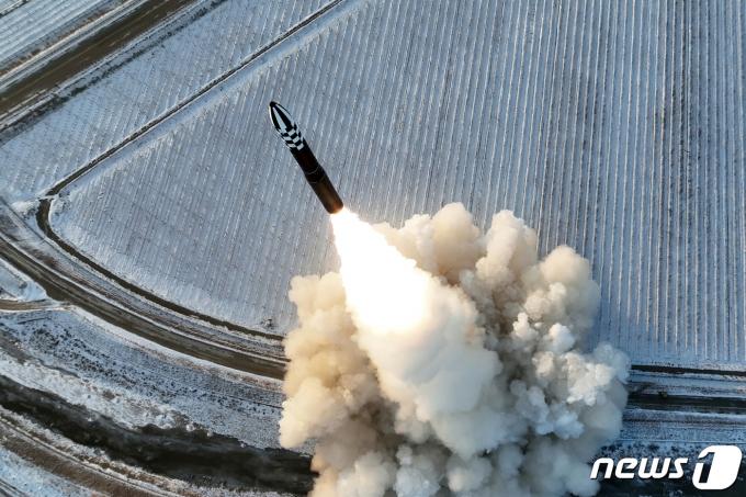 (평양 노동신문=뉴스1) = 북한이 지난해 12월18일 평양에서 발사한 고체연료 기반의 신형 대륙간탄도미사일(ICBM) '화성-18형' [국내에서만 사용가능. 재배포 금지. DB 금지. For Use Only in the Republic of Korea. Redistribution Prohibited] rodongphoto@news1.kr