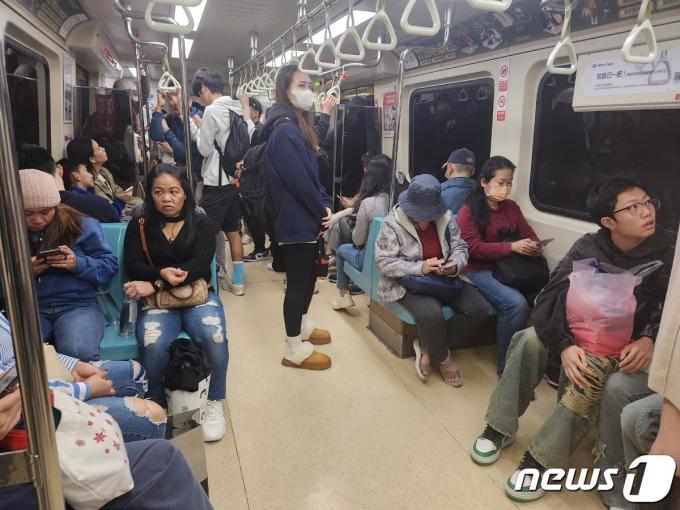 대만 총통 선거 다음날인 14일(현지시간) 대만 타이베이 시민들이 일상적인 하루를 이어가고 있는 모습. 2024.01.14.