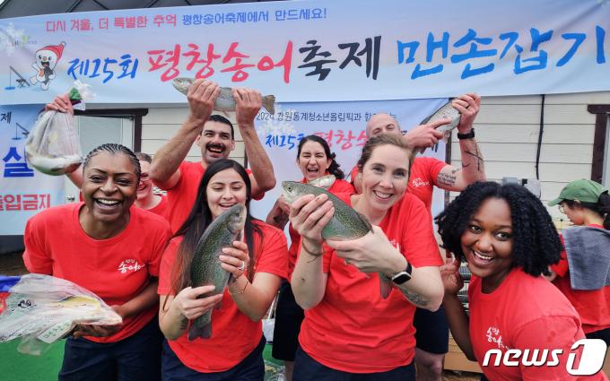 [사진] 맨손송어잡기 즐기는 외국인들