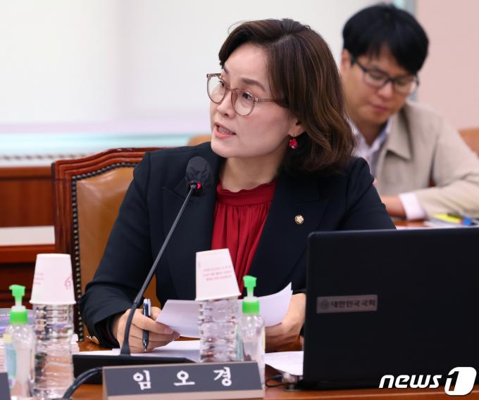 임오경 더불어민주당 의원이 17일 서울 여의도 국회에서 열린 문화체육관광위원회의 한국콘텐츠진흥원, 한국문화원 등에 대한 국정감사에서 질의를 하고 있다. 2023.10.17/뉴스1 ⓒ News1 송원영 기자