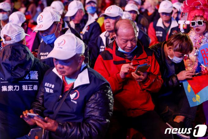 [사진] [포토] '어두운 표정으로 고개 숙인 채'…패배 직감한 국민당 지지자들