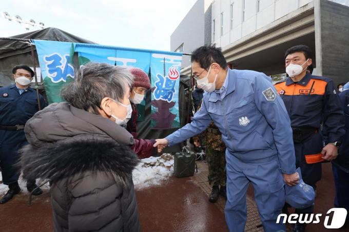 [사진] [포토] 日 와지마서 이재민들과 악수하는 기시다 日 총리