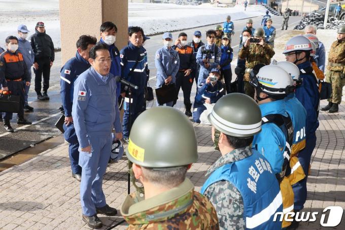 [사진] [포토] '강진 피해' 와지마 방문한 기시다 日 총리