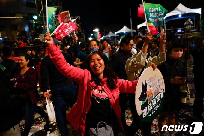 [사진] [포토] 축하 열기 물씬…거리로 나온 라이칭더 지지자들