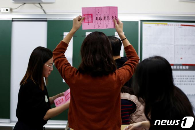 [사진] [포토] 투표 용지 들고 개표하는 대만 선거 직원들