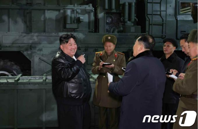 북한 노동당 기관지 노동신문은 10일 김정은 노동당 총비서가 8~9일 중요군수공장들을 현지지도했다고 보도했다. 김 총비서는 공장을 시찰하면서 우리나라와 