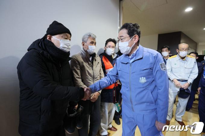 강진 피해를 겪은 일본 이시카와현 와지마 지역에 14일 기시다 후미오 일본 총리가 방문해 이재민들과 이야기를 나누고 있다. 2024.01.14 ⓒ AFP=뉴스1 ⓒ News1 정지윤 기자
